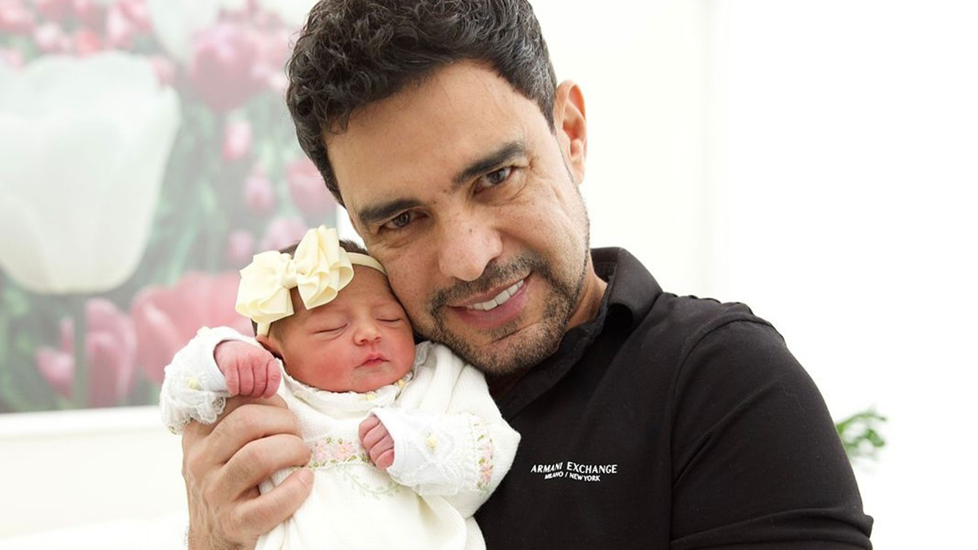 Zezé Di Camargo relata rotina noturna com a filha recém-nascida: ‘Parceiro’