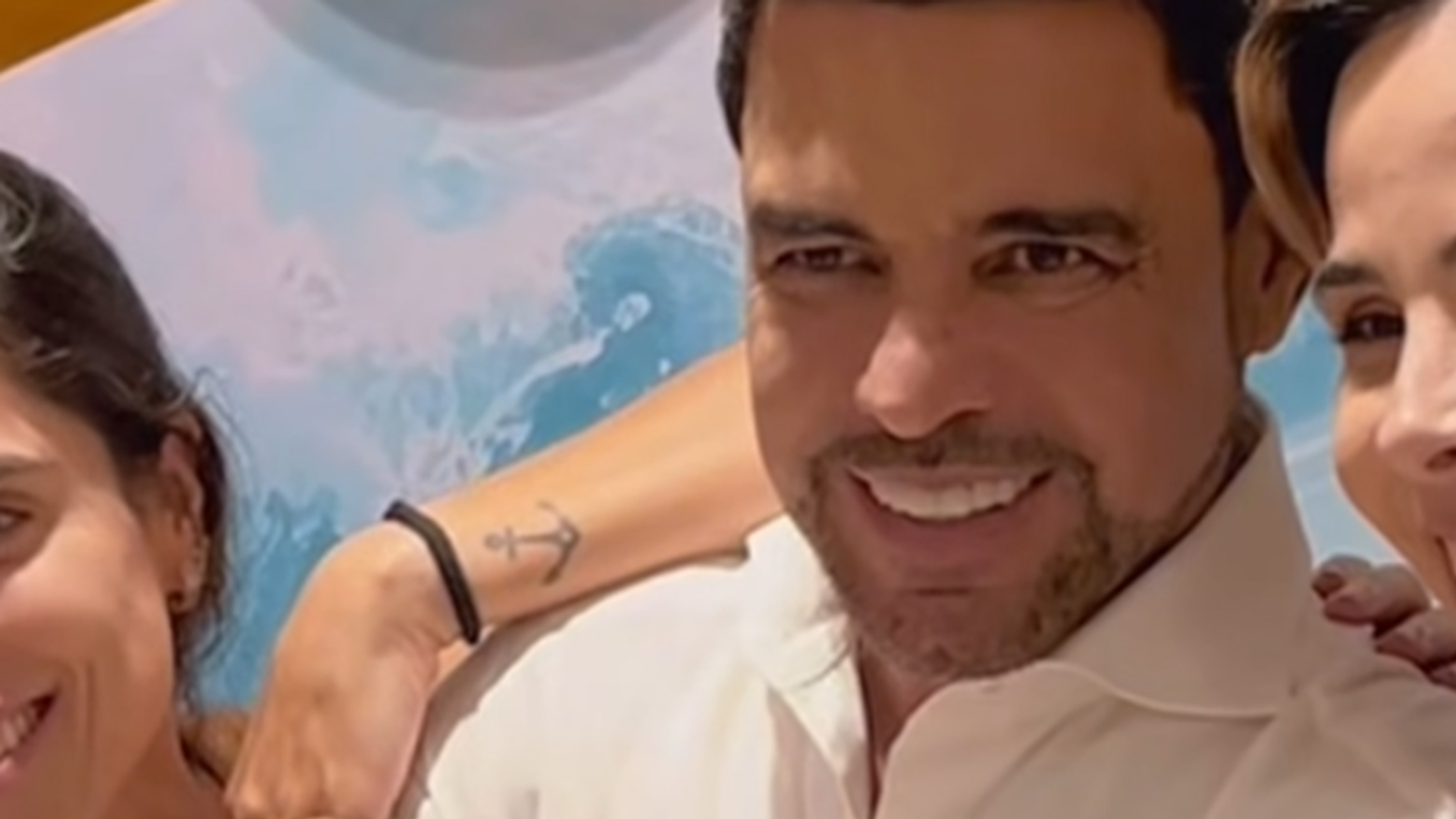 Zezé Di Camargo reúne as 3 filhas em foto especial