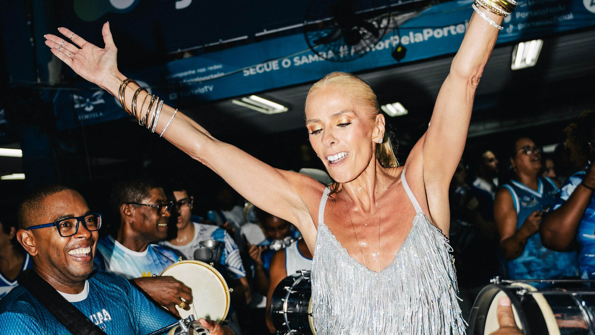 Adriane Galisteu se joga no samba na quadra da Portela