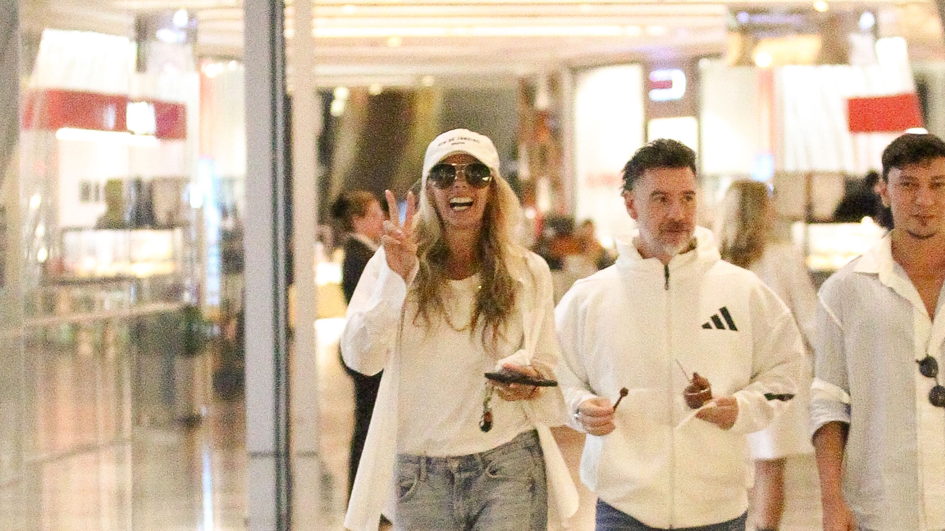 Após cirurgia de emergência, Adriane Galisteu curte dia de compras