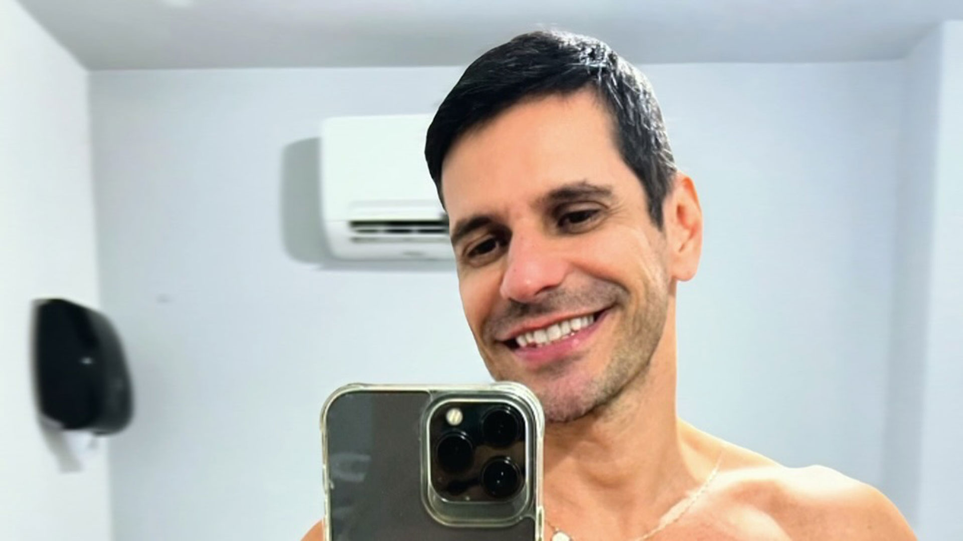 Alexandre Barillari, de Alma Gêmea, posa sem camisa e exibe shape