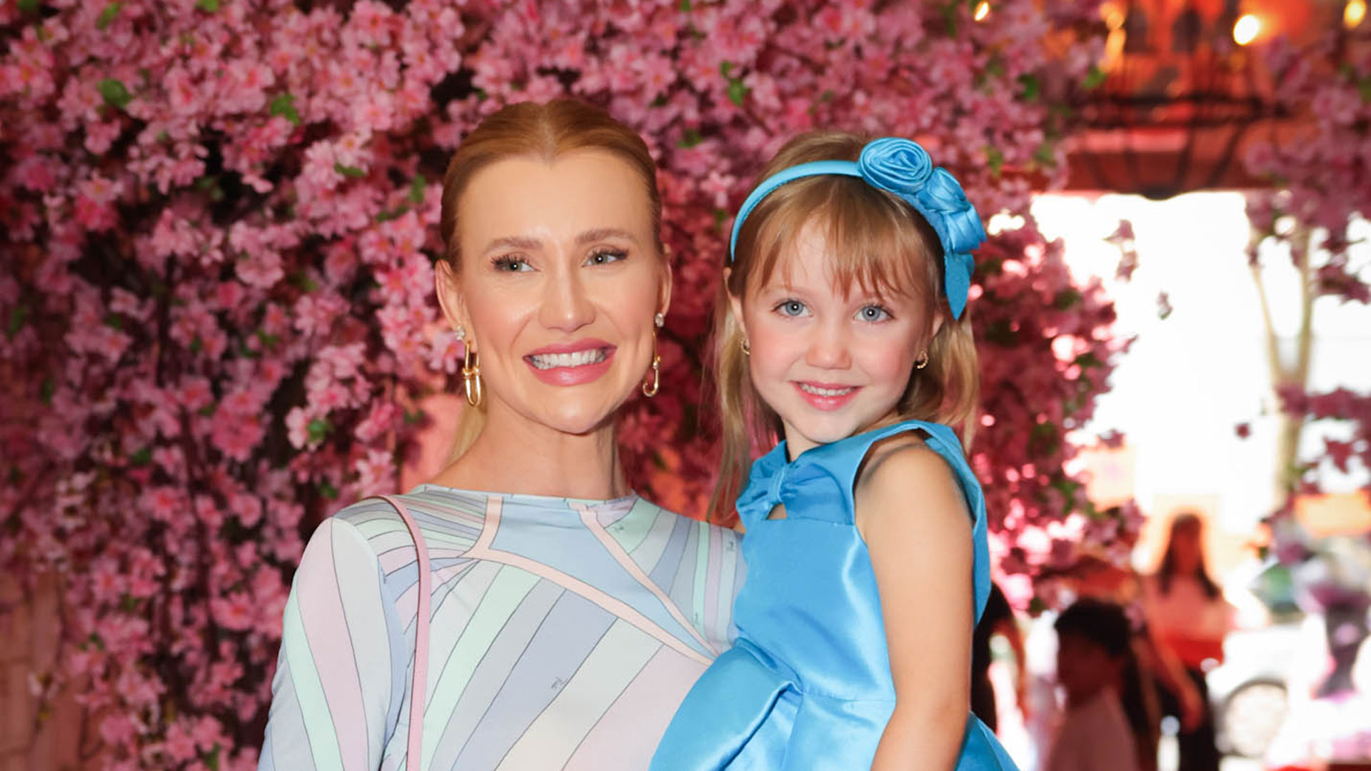 Filha de Ana Paula Siebert rouba a cena em festa de aniversário