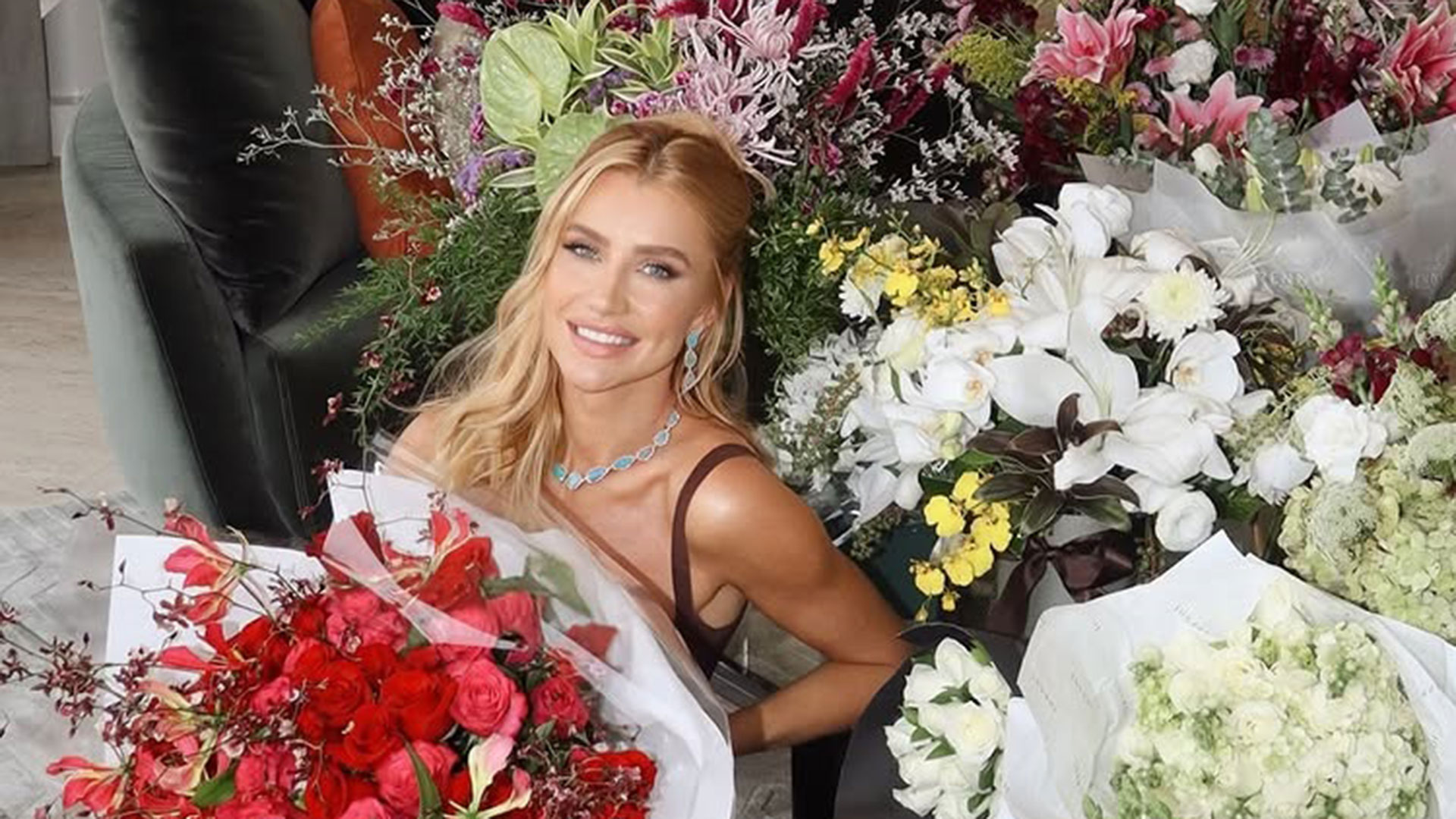 Ana Paula Siebert mostra casa repleta de flores e celebra aniversário