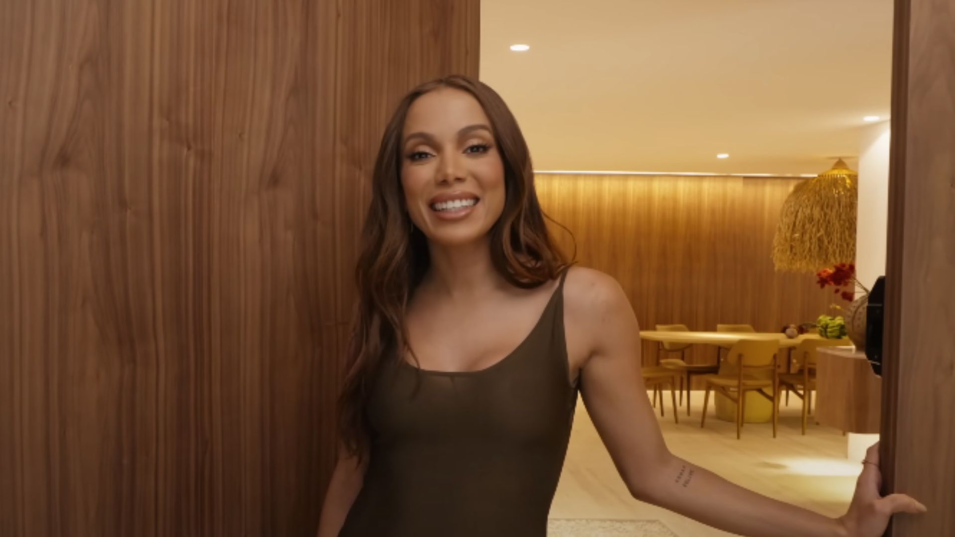 Anitta mostra cama do seu quarto, projetada por ela: ‘Meu próprio santuário’