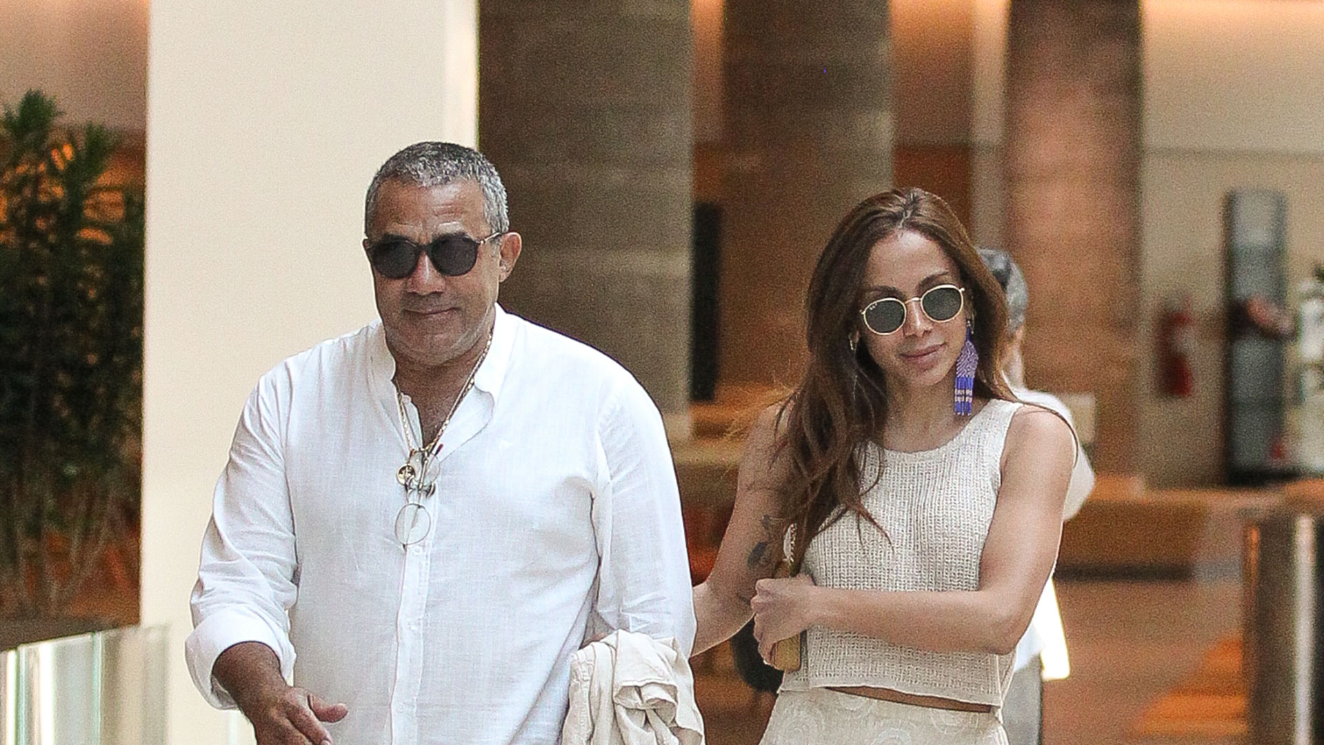 Anitta curte passeio com o pai e esbanja simpatia