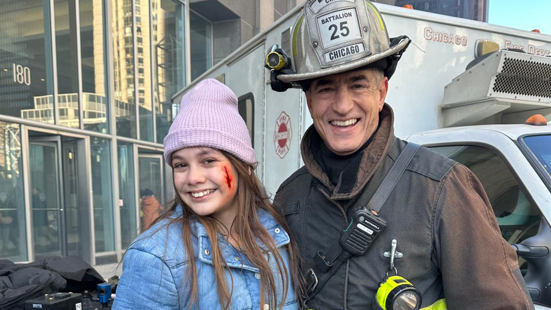 Filha de atriz brasileira grava cenas em crossover das séries do universo Chicago