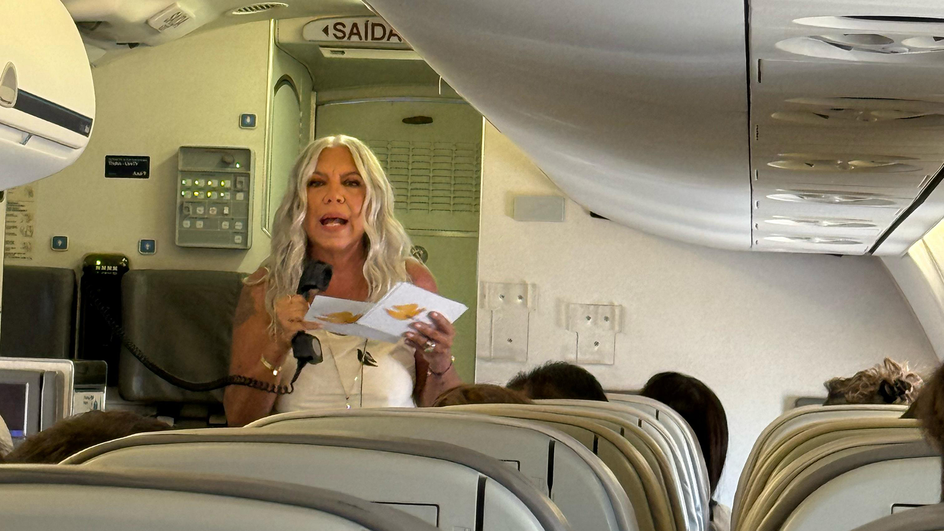 Astrid Fontenelle se diverte como comissária de bordo em um voo