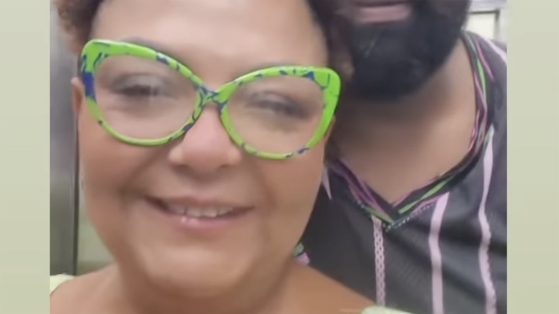 Esposa de Arlindo Cruz faz rara aparição com o namorado