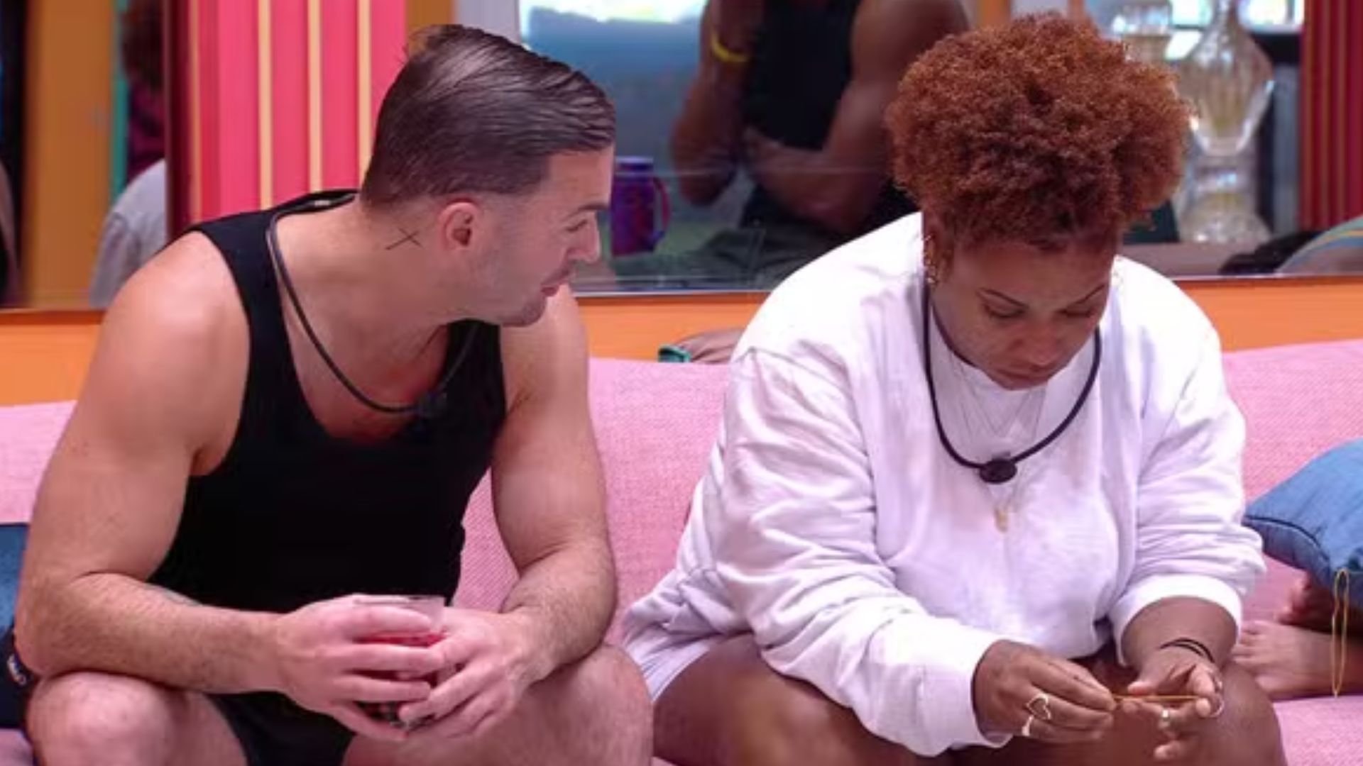 BBB 25: Camilla é consolada por brother após discussão: ‘Aprender algo’