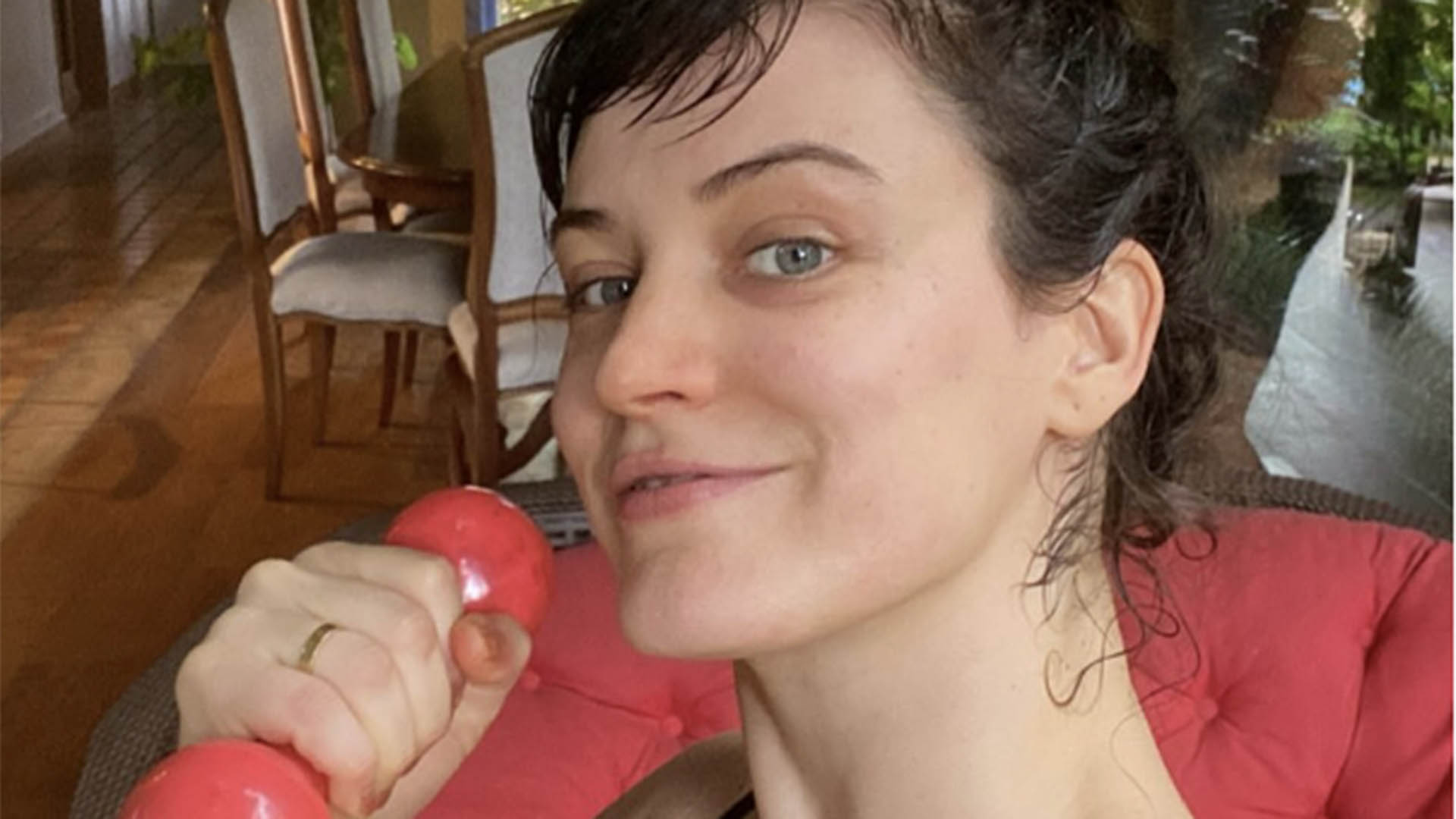 Bianca Bin arranca elogios dos fãs com look cavadíssimo: ‘Focada’