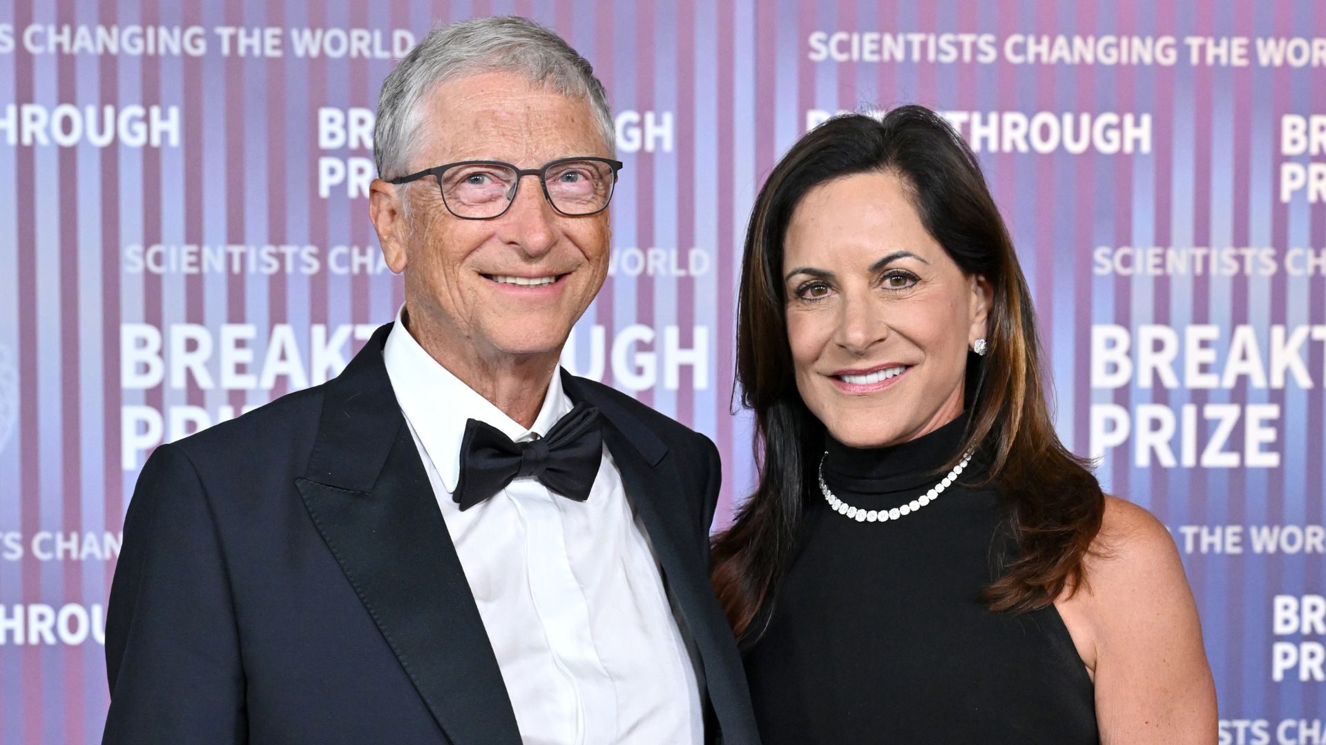 Apaixonado, Bill Gates oficializa novo relacionamento: “Namorando sério”