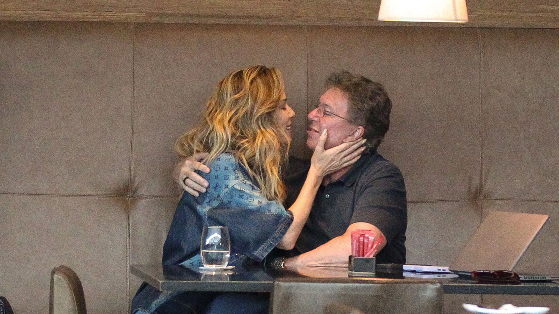 Boninho e Ana Furtado esbanjam clima de romance durante passeio