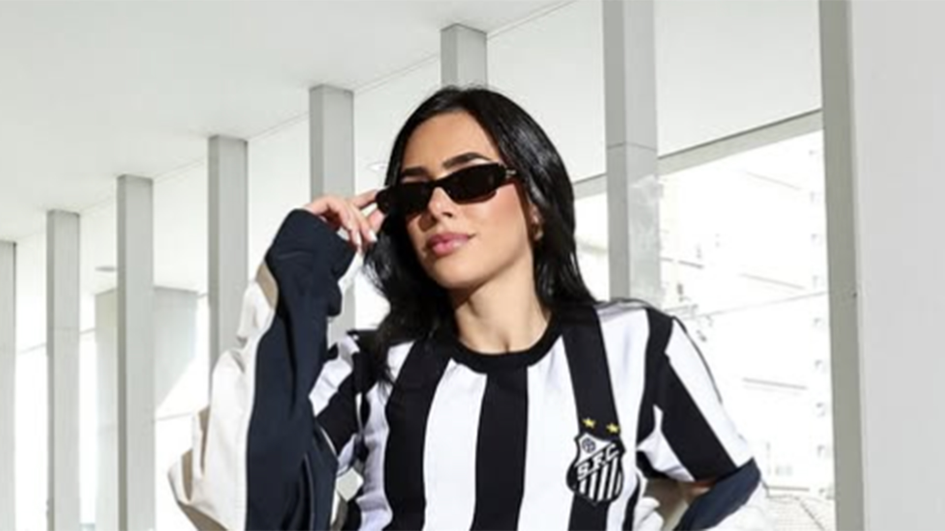 Bruna Biancardi exibe sua barriga de grávida ao usar uniforme do Santos