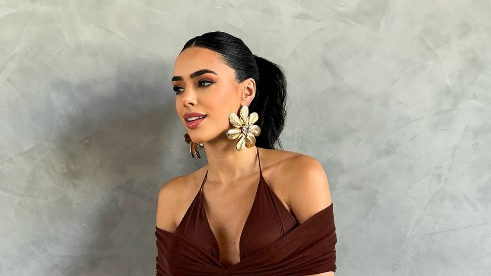 Bruna Biancardi arrasa com look transparente e exibe barriguinha de grávida