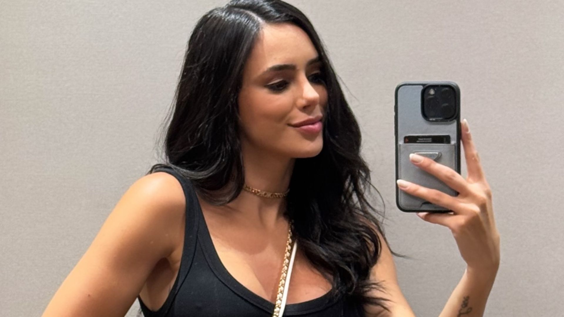 Bruna Biancardi exibe barriga de gravidez durante manhã de exames de rotina