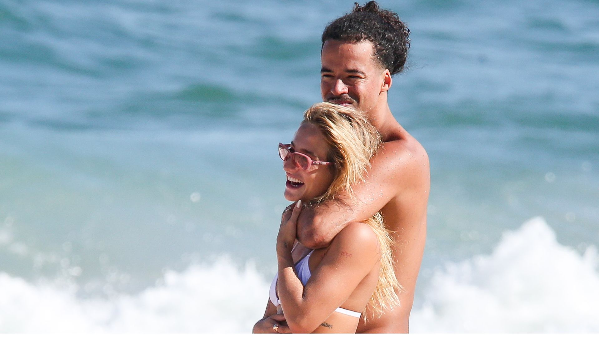 Bruna Griphao é flagrada curtindo a praia com L7nnon