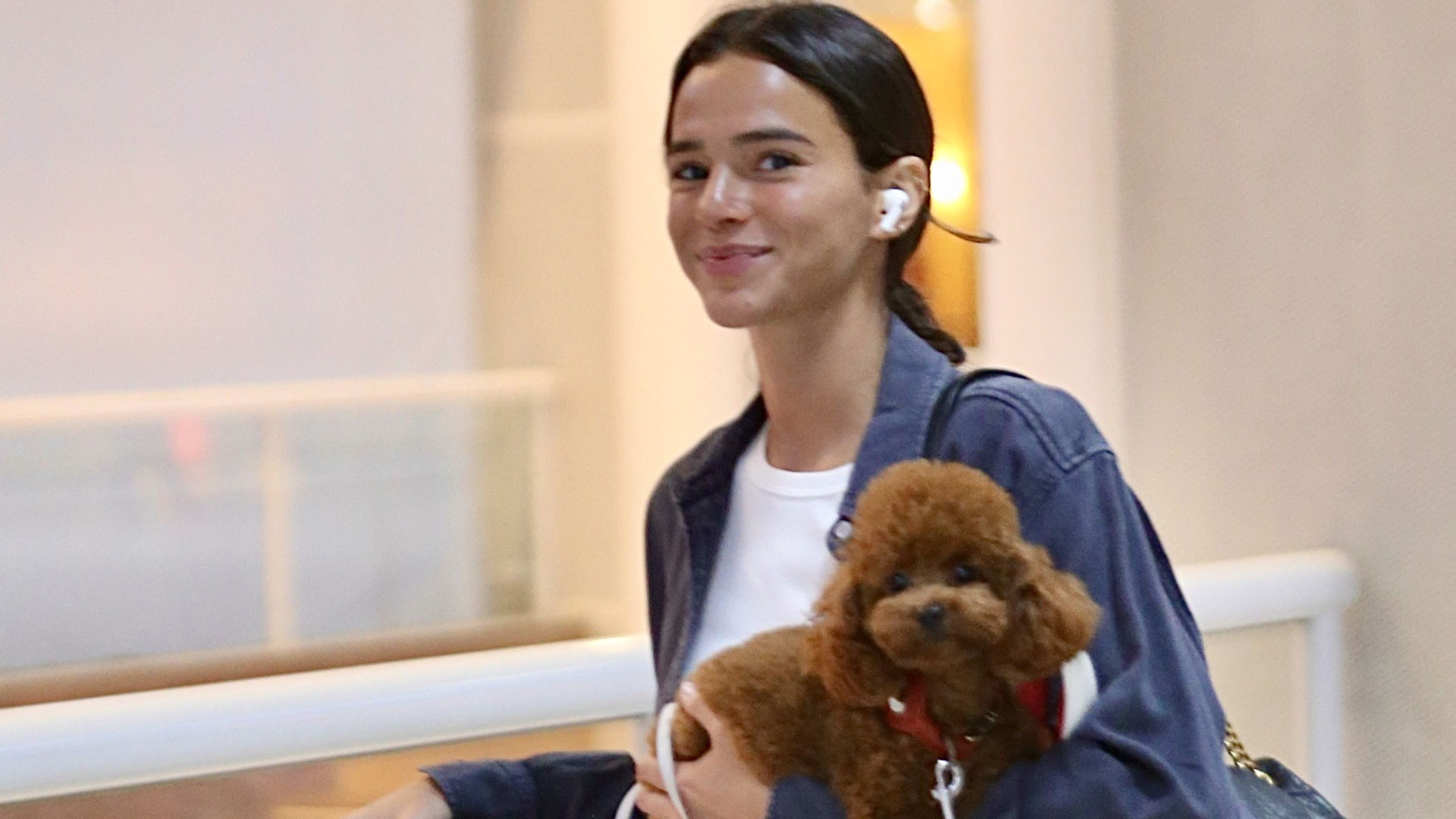 Bruna Marquezine embarca com cachorrinha em aeroporto