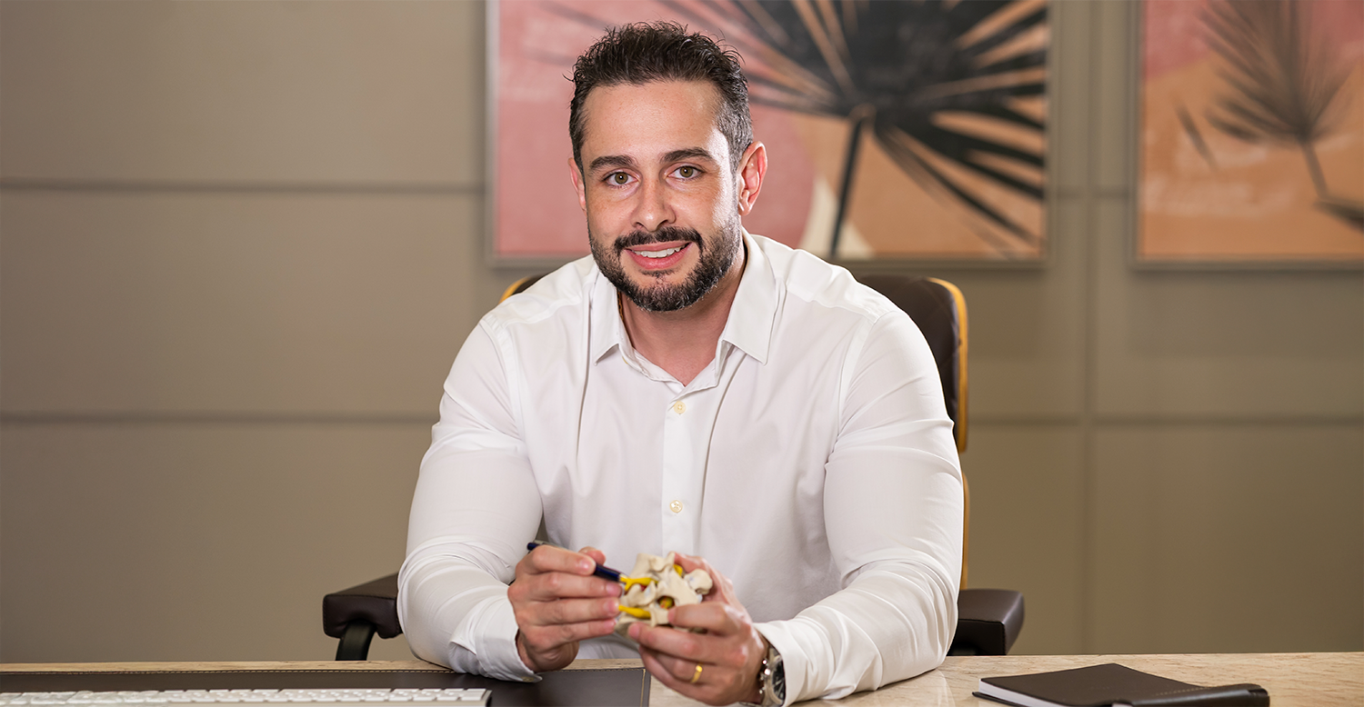 Bruno Martins realiza cirurgias da coluna com técnicas menos invasivas