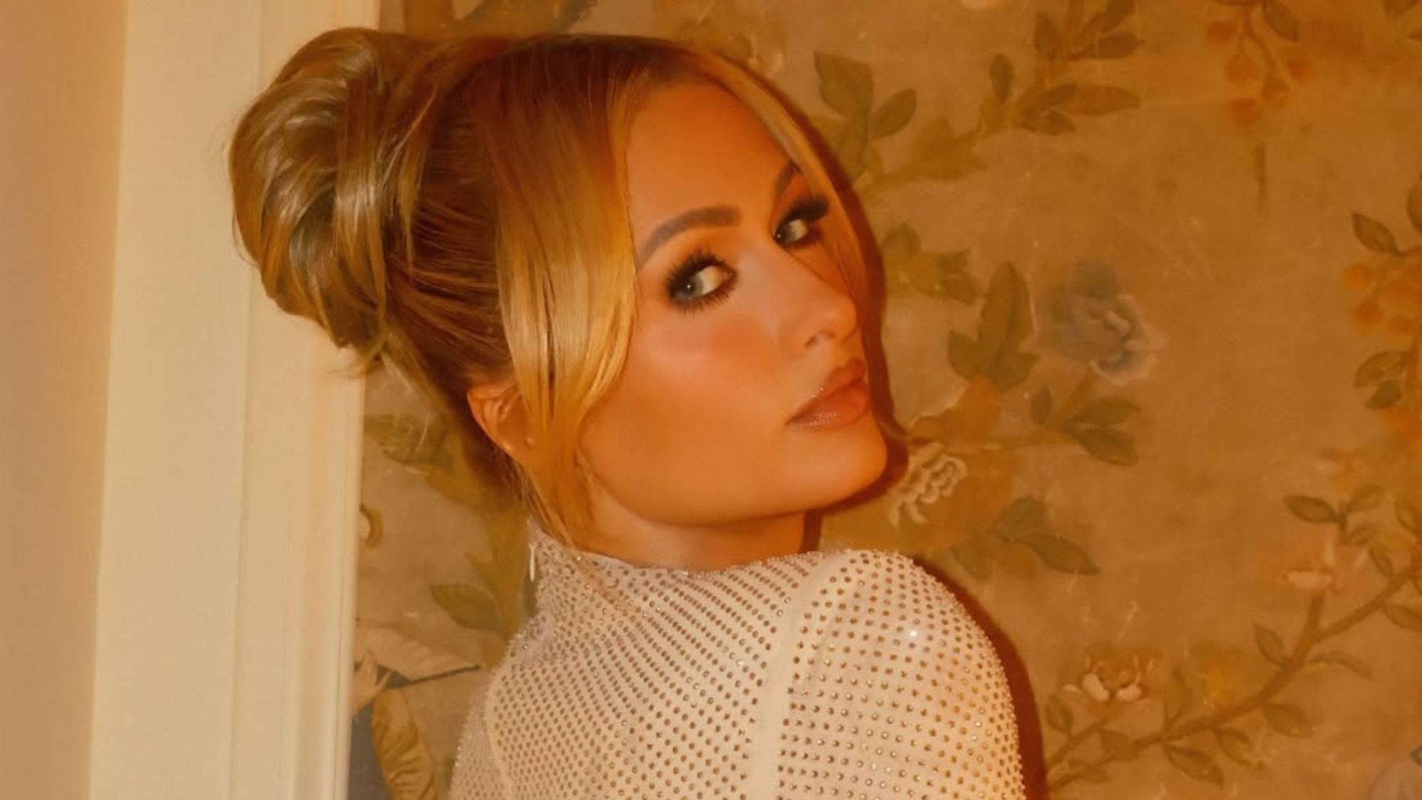Paris Hilton completa 44 anos com fortuna construída do zero após ter herança bloqueada