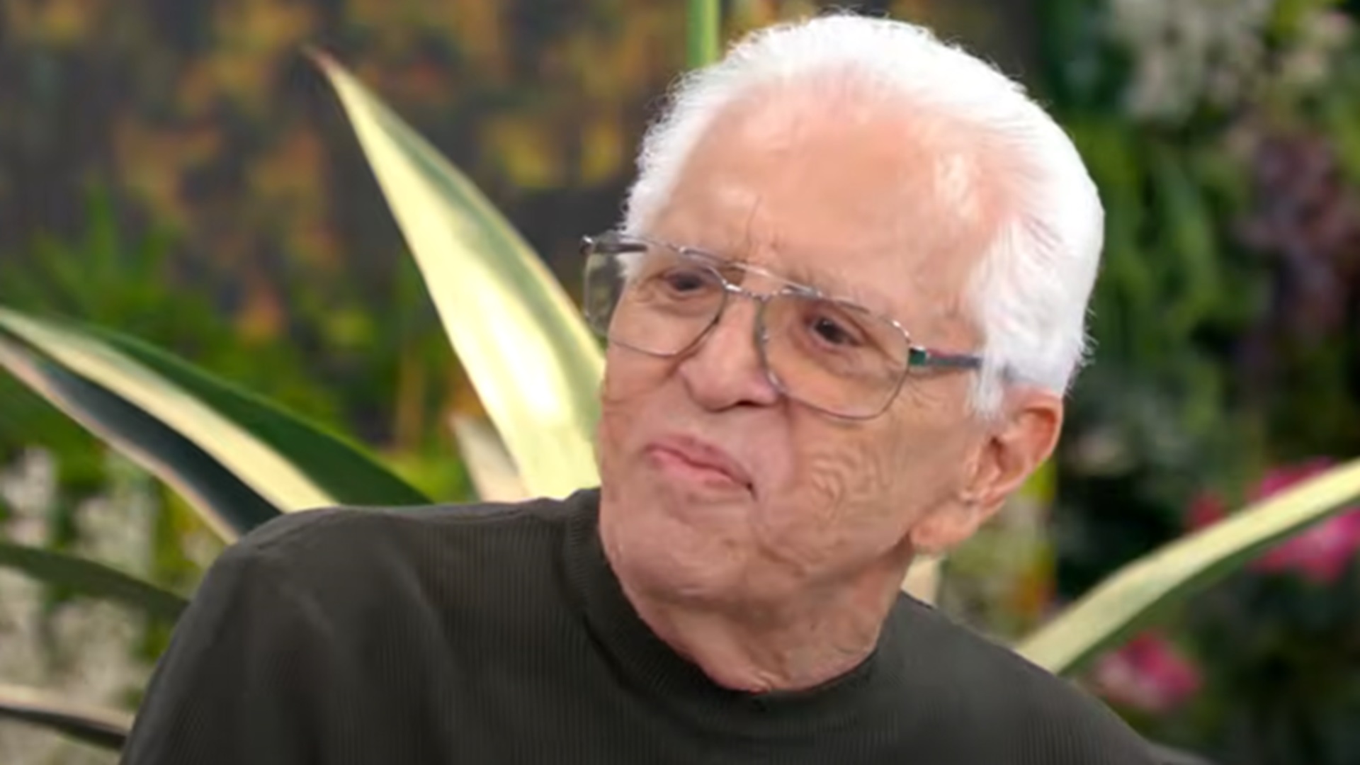 Carlos Alberto de Nóbrega é internado e SBT cancela gravações de A Praça É Nossa