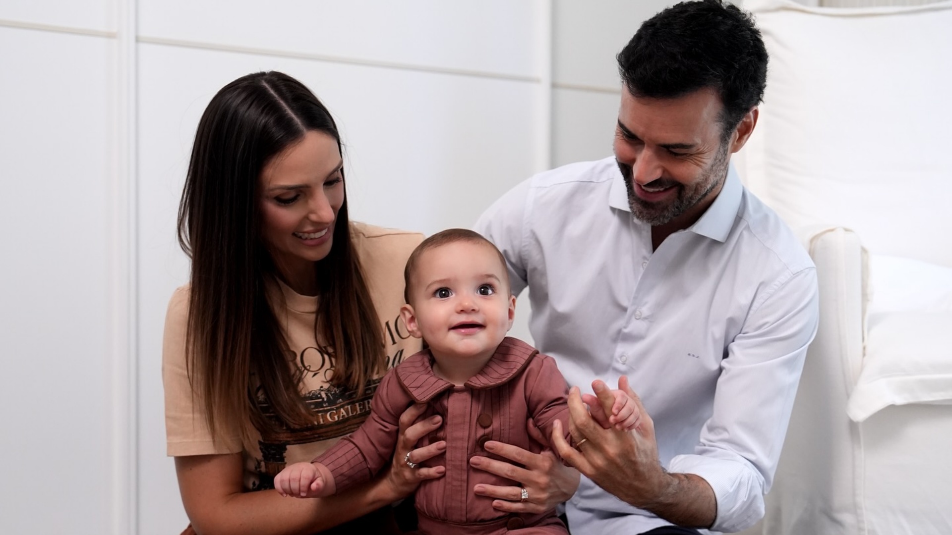 Carol Celico combina look do filho com bolo de mesversário: ‘9 meses de amor’