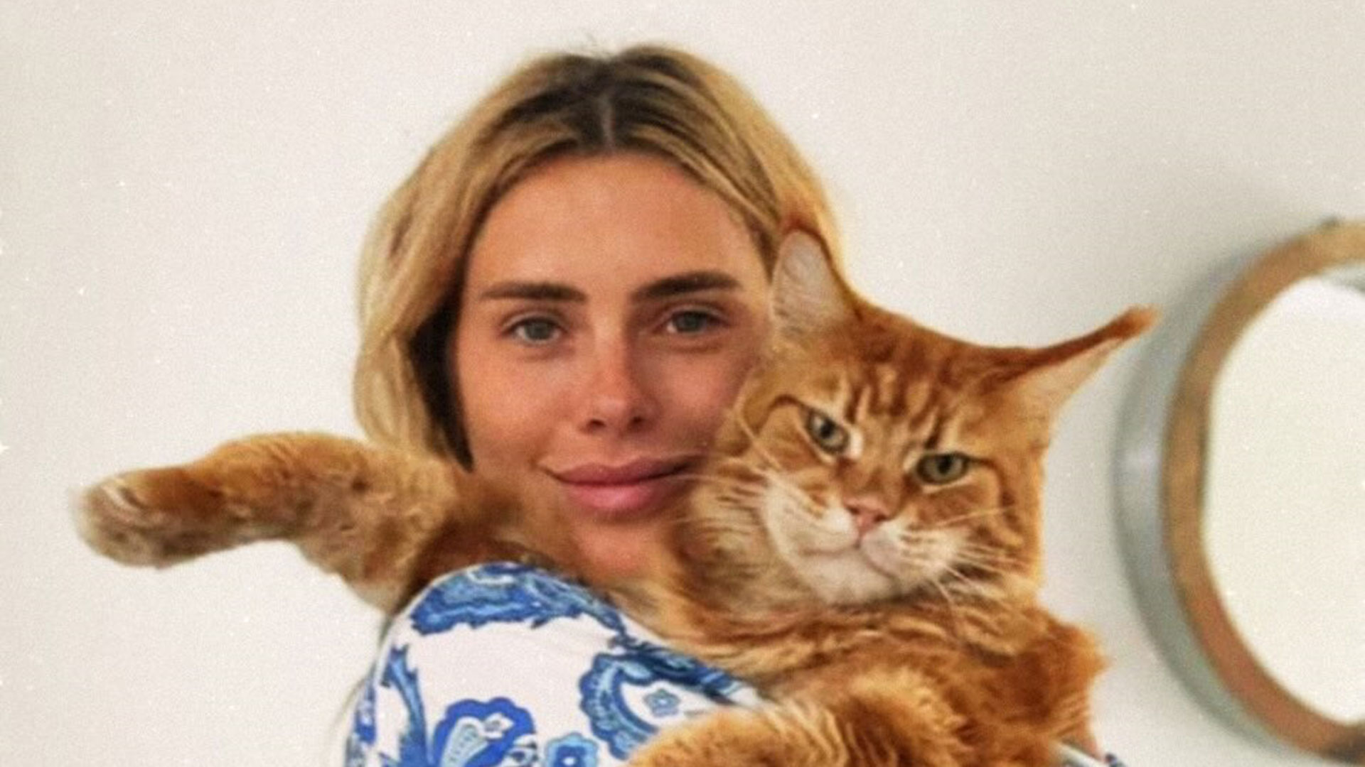 Carolina Dieckmann encanta ao posar com pet de estimação
