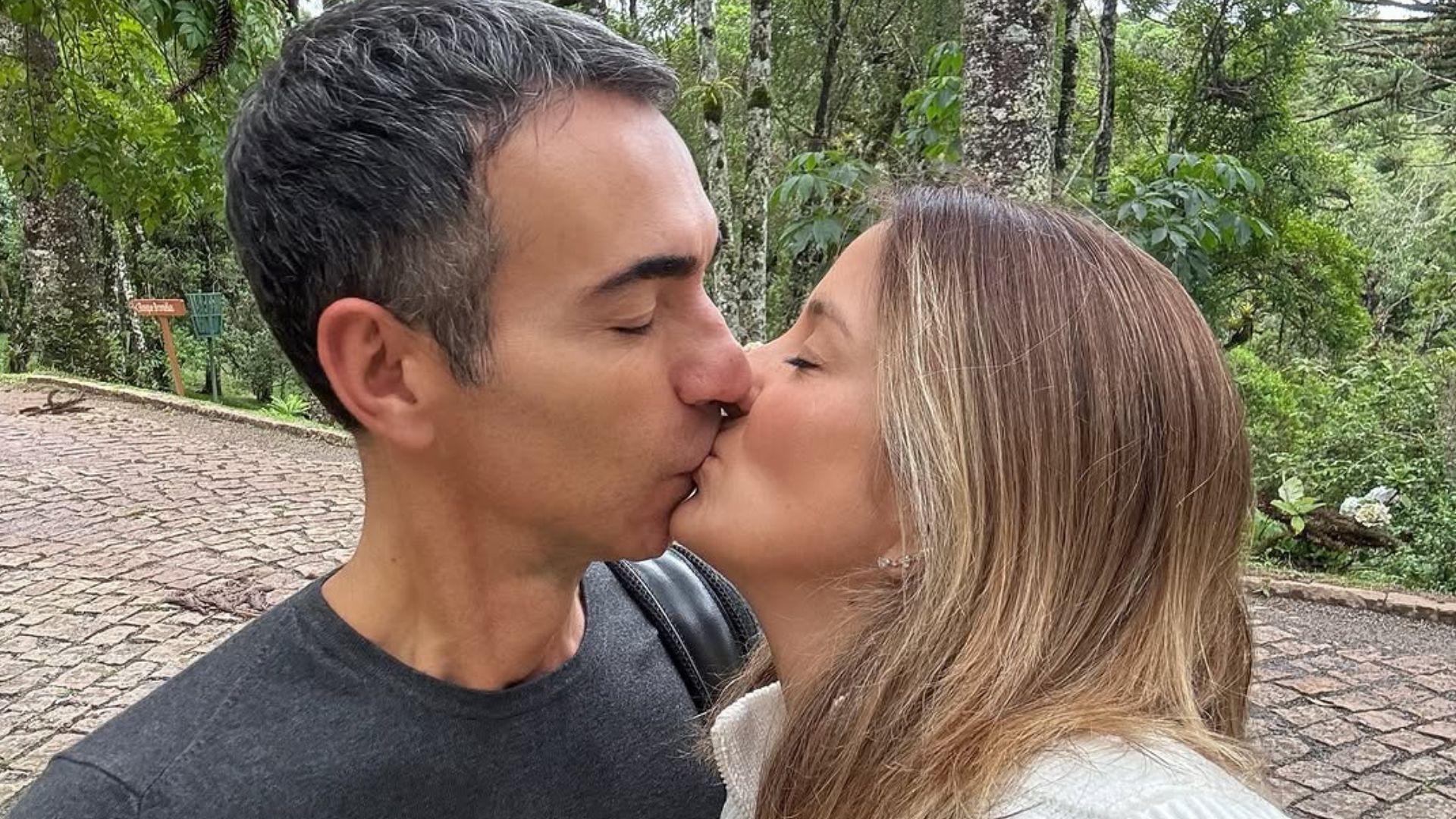 Ticiane Pinheiro publica foto romântica com o marido em Campos do Jordão