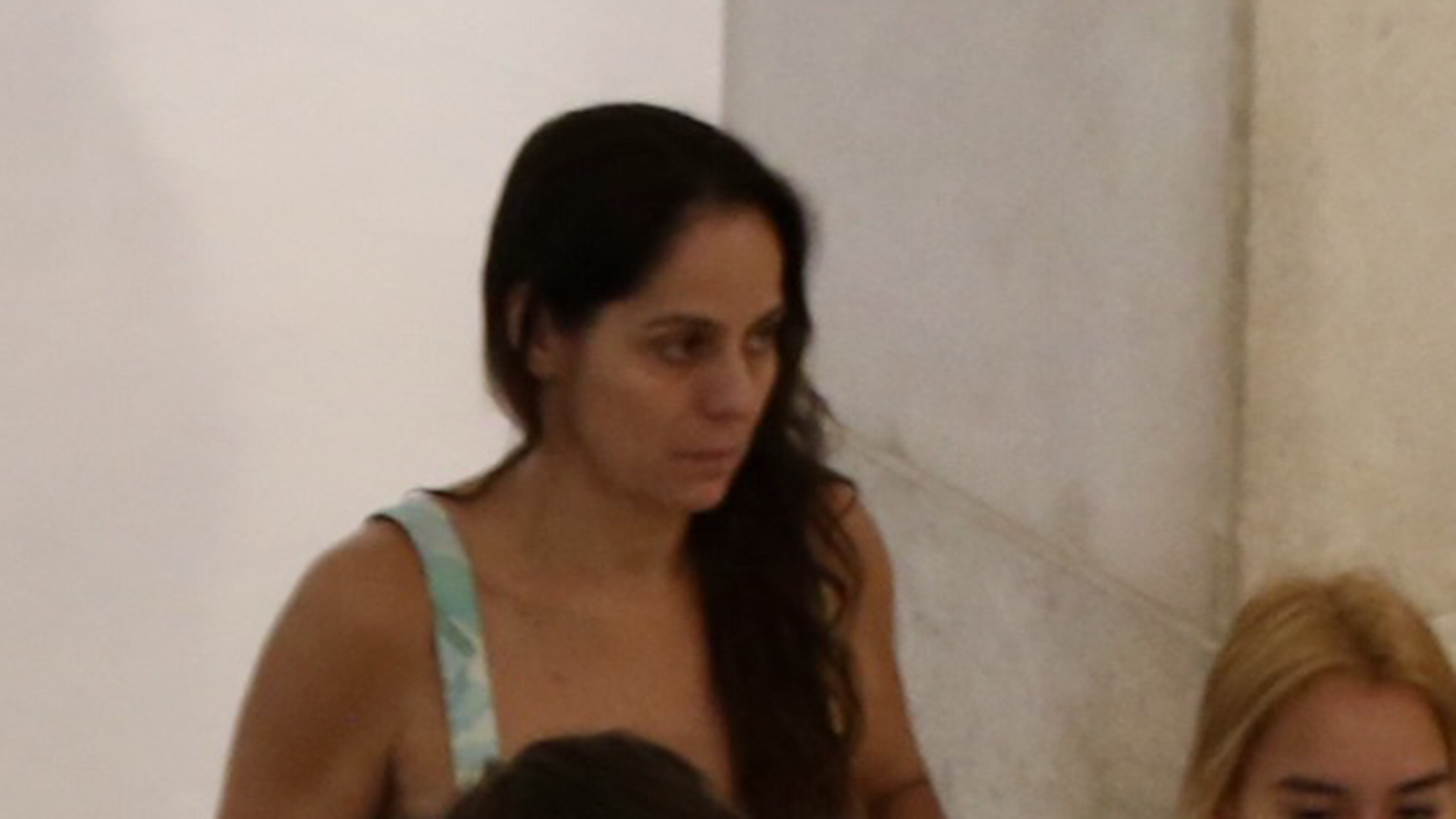 Claudia Mauro faz rara aparição com os filhos gêmeos no RJ