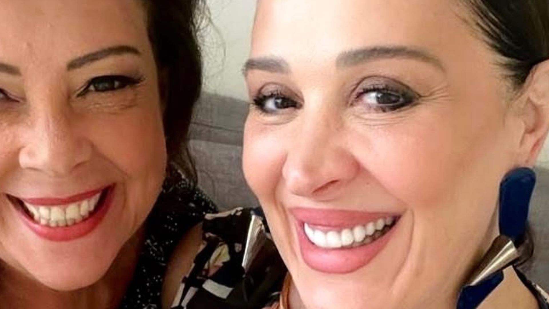 Claudia Raia chama atenção ao postar fotos com a irmã: ‘Minha parceira’