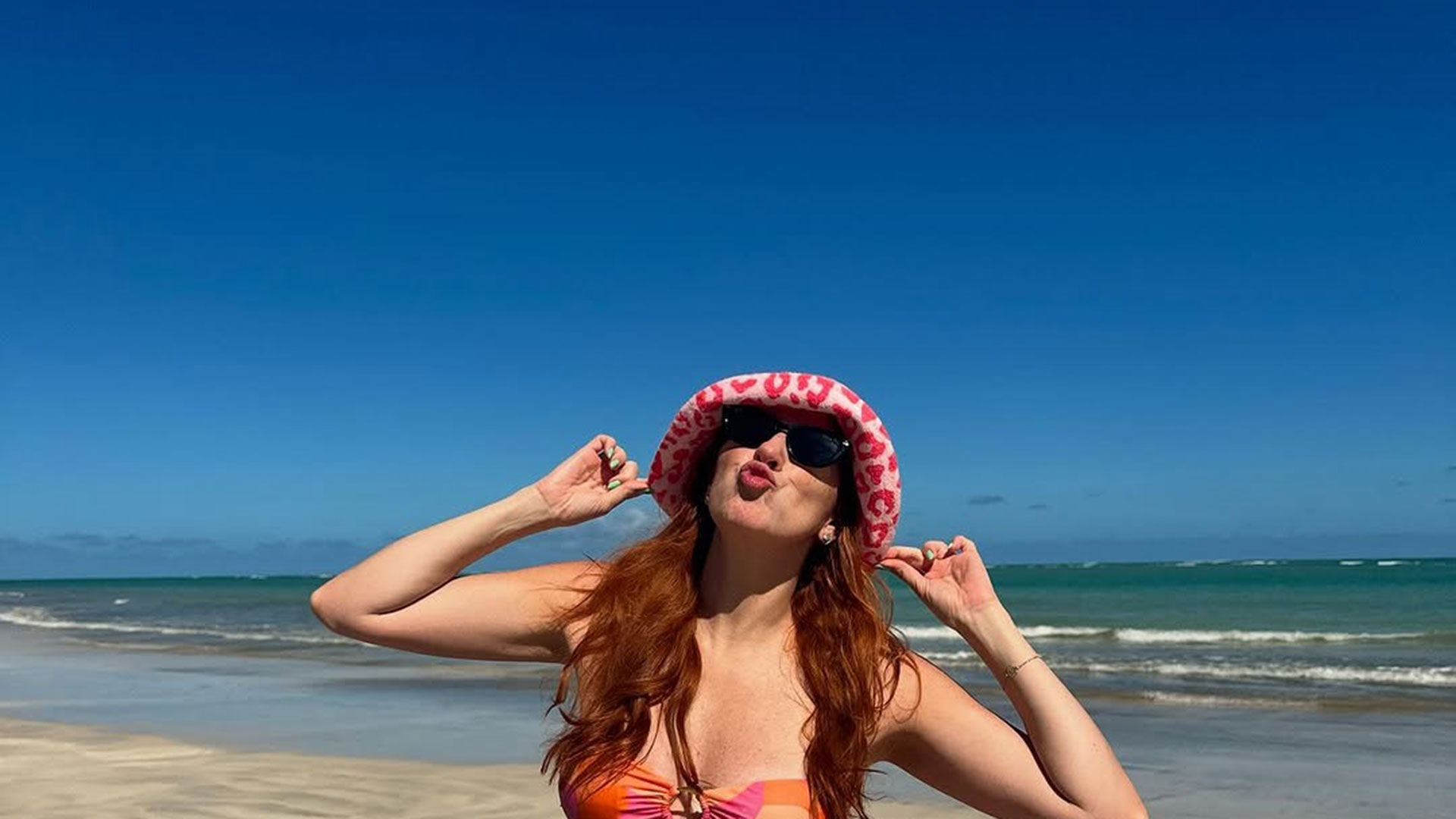 Dani Calabresa exibe barrigão de gravidez ao posar de biquíni