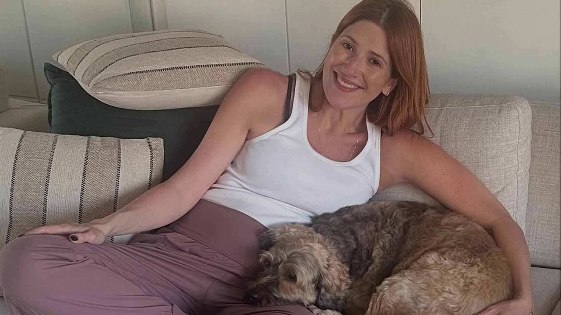 Grávida, Dani Calabresa encanta ao posar com cachorro de estimação