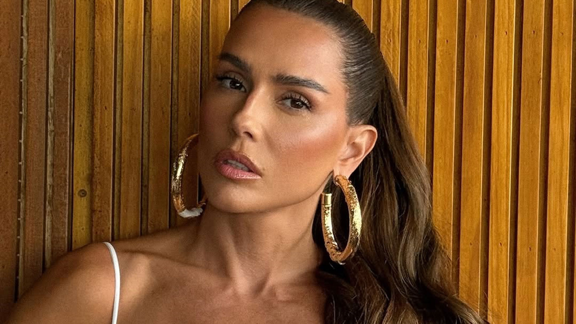 Deborah Secco exibe corpo escultural com look de Carnaval