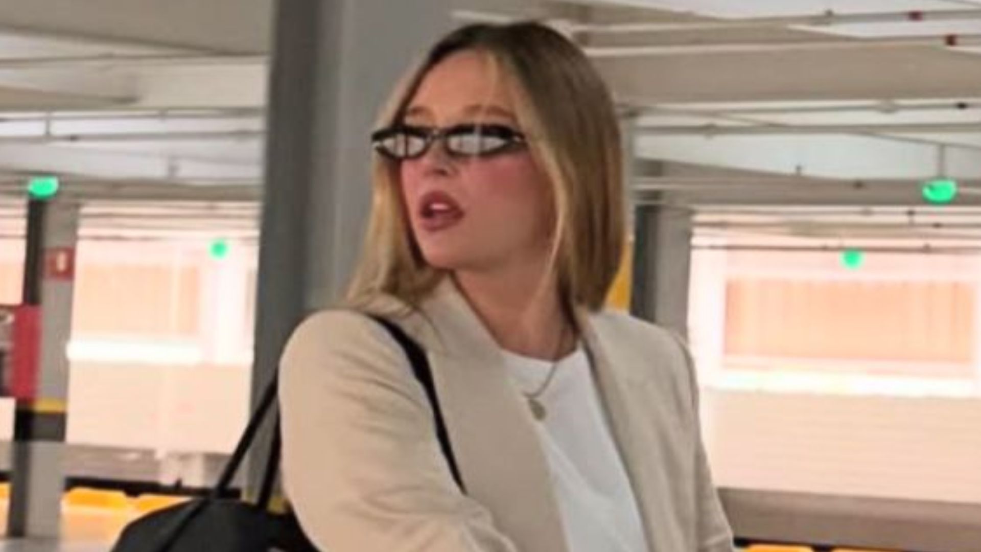 Duda Reis elege look elegante para curtir passeio com a filha, Aurora