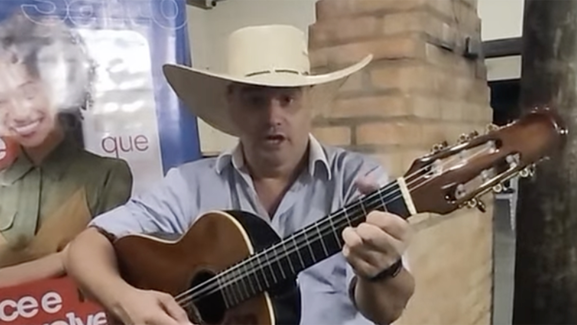 Cantor sertanejo morre em acidente trágico com um ônibus