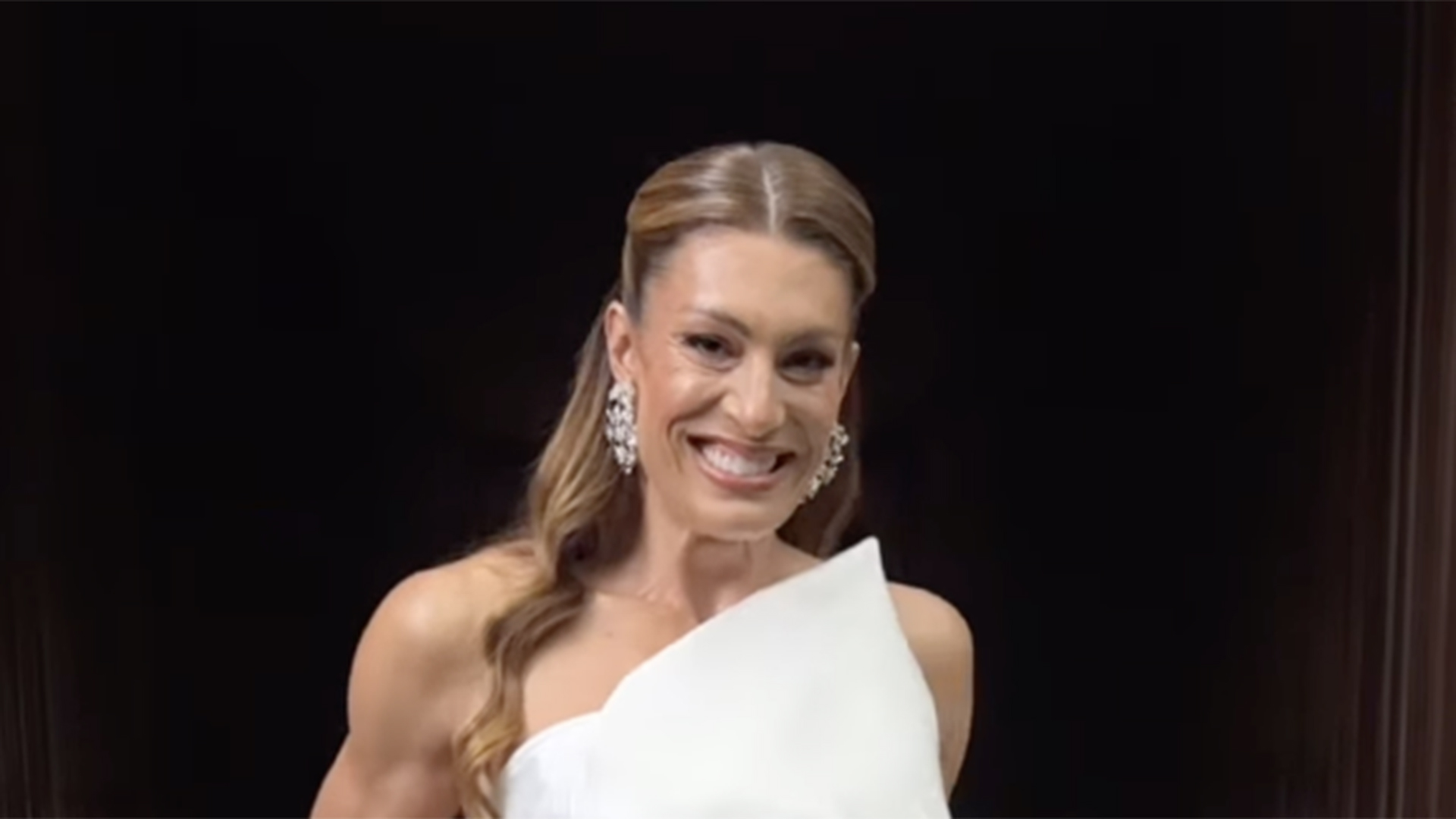 Mãe da noiva, Elaine Mickely escolhe vestido deslumbrante para casar a filha