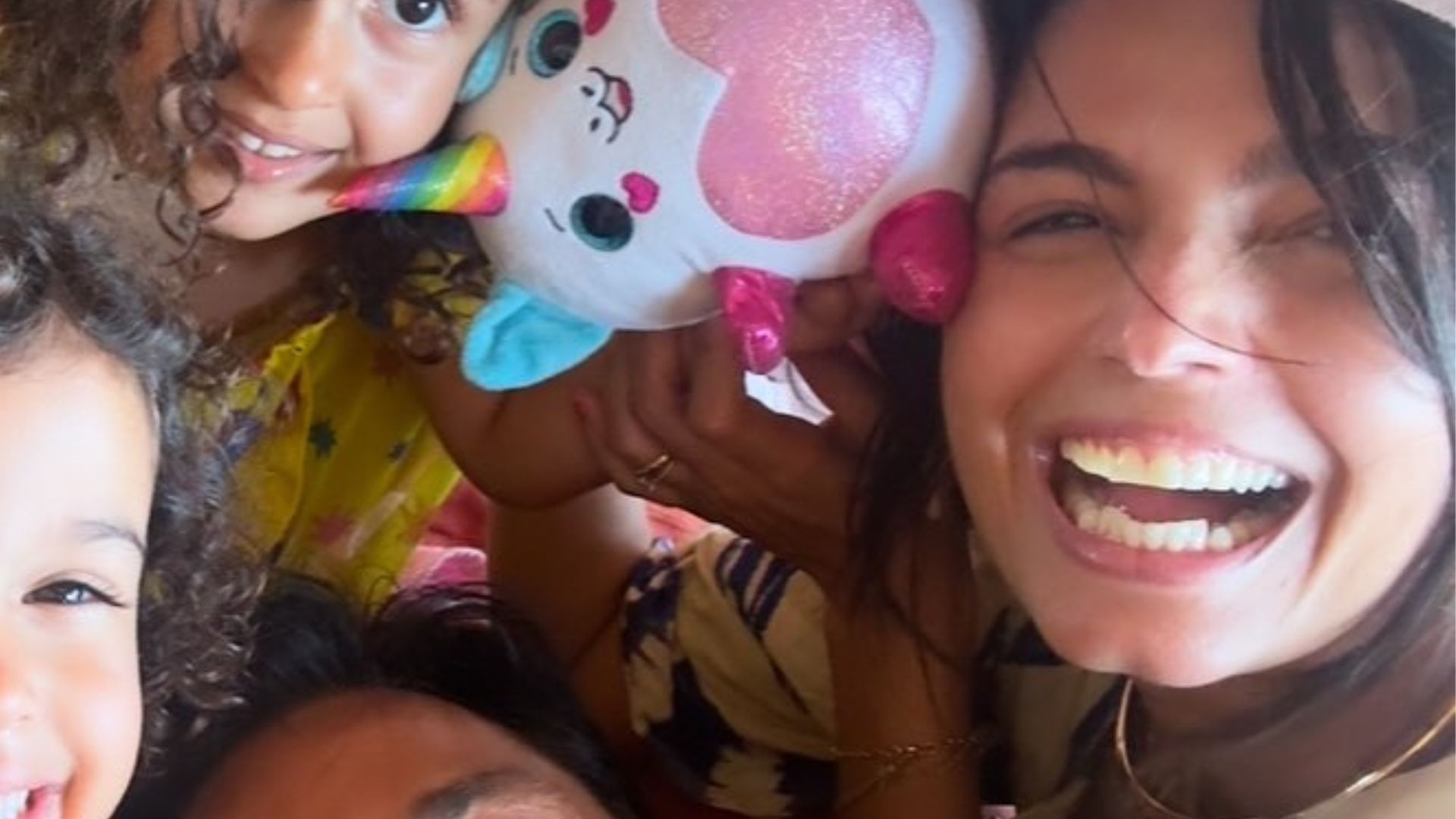 Emanuelle Araújo encanta ao posar com as gêmeas de Nanda Costa: ‘Deusinhas’