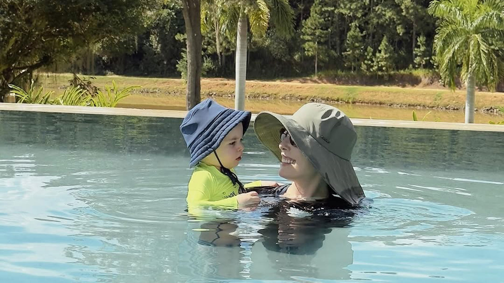 Fabiana Justus curte piscina com o filho: ‘Presente de Deus’