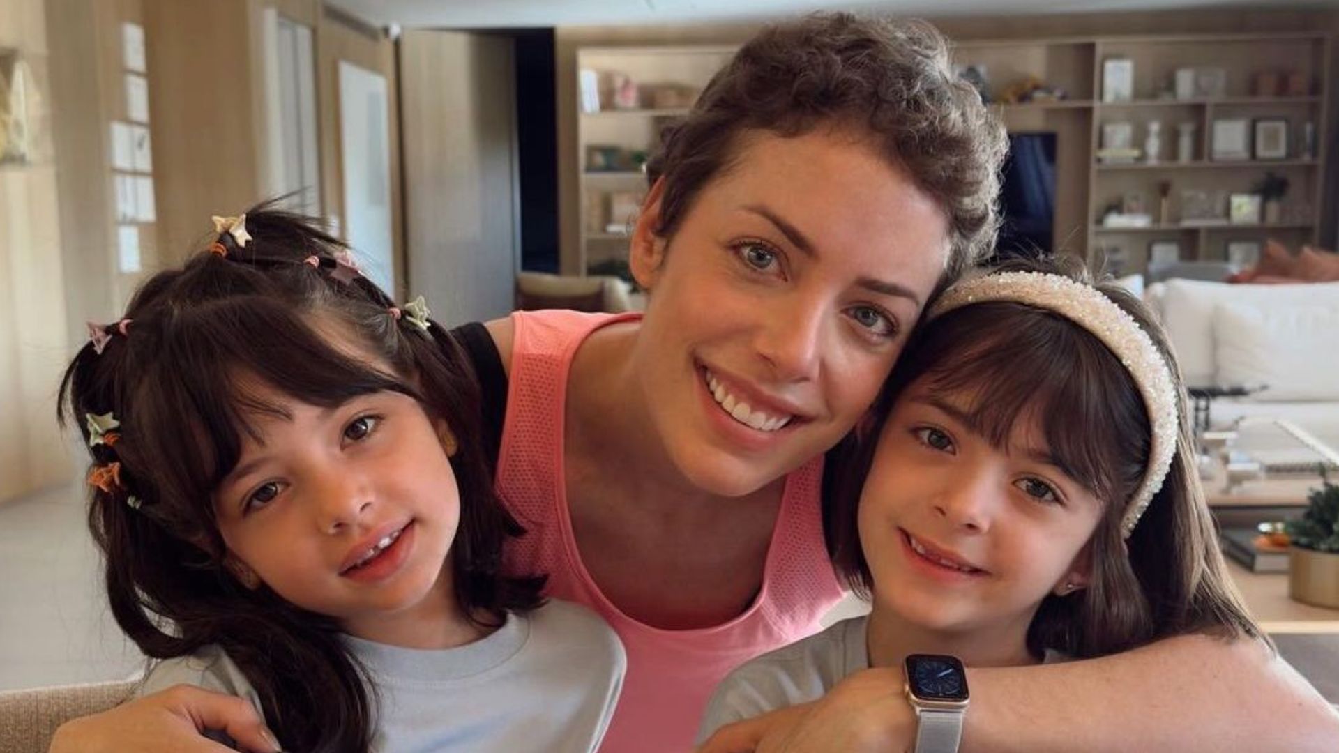 Fabiana Justus relembra clique emocionante em celebração ao aniversário das filhas gêmeas