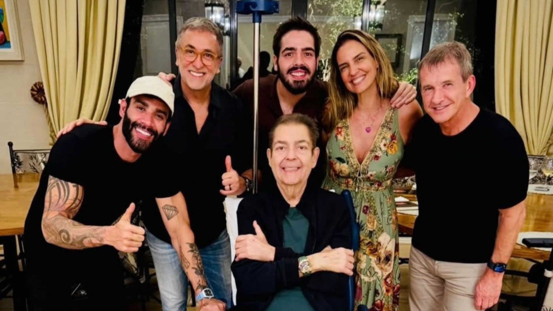 Faustão aparece em clique raro com Gusttavo Lima e amigos