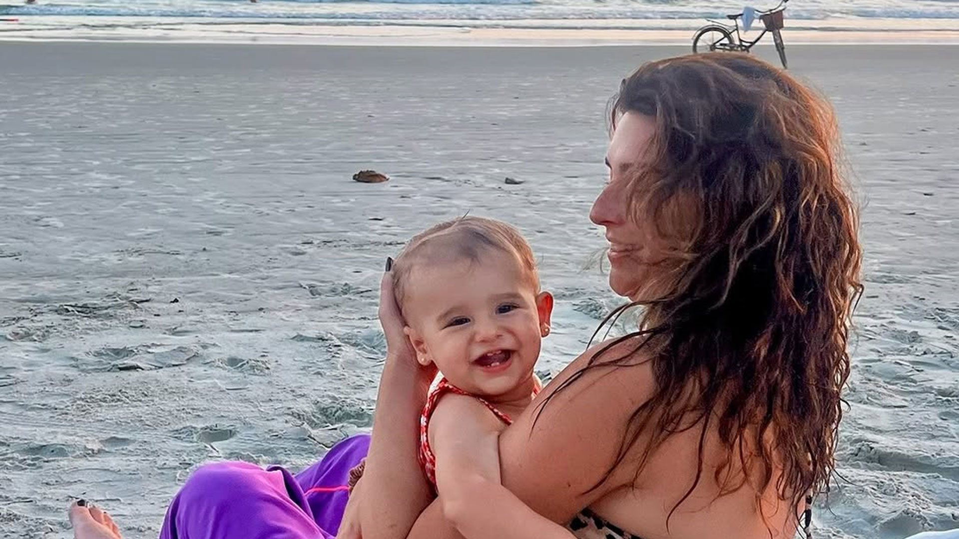 Fernanda Paes Leme mostra momentos fofos com a filha na praia