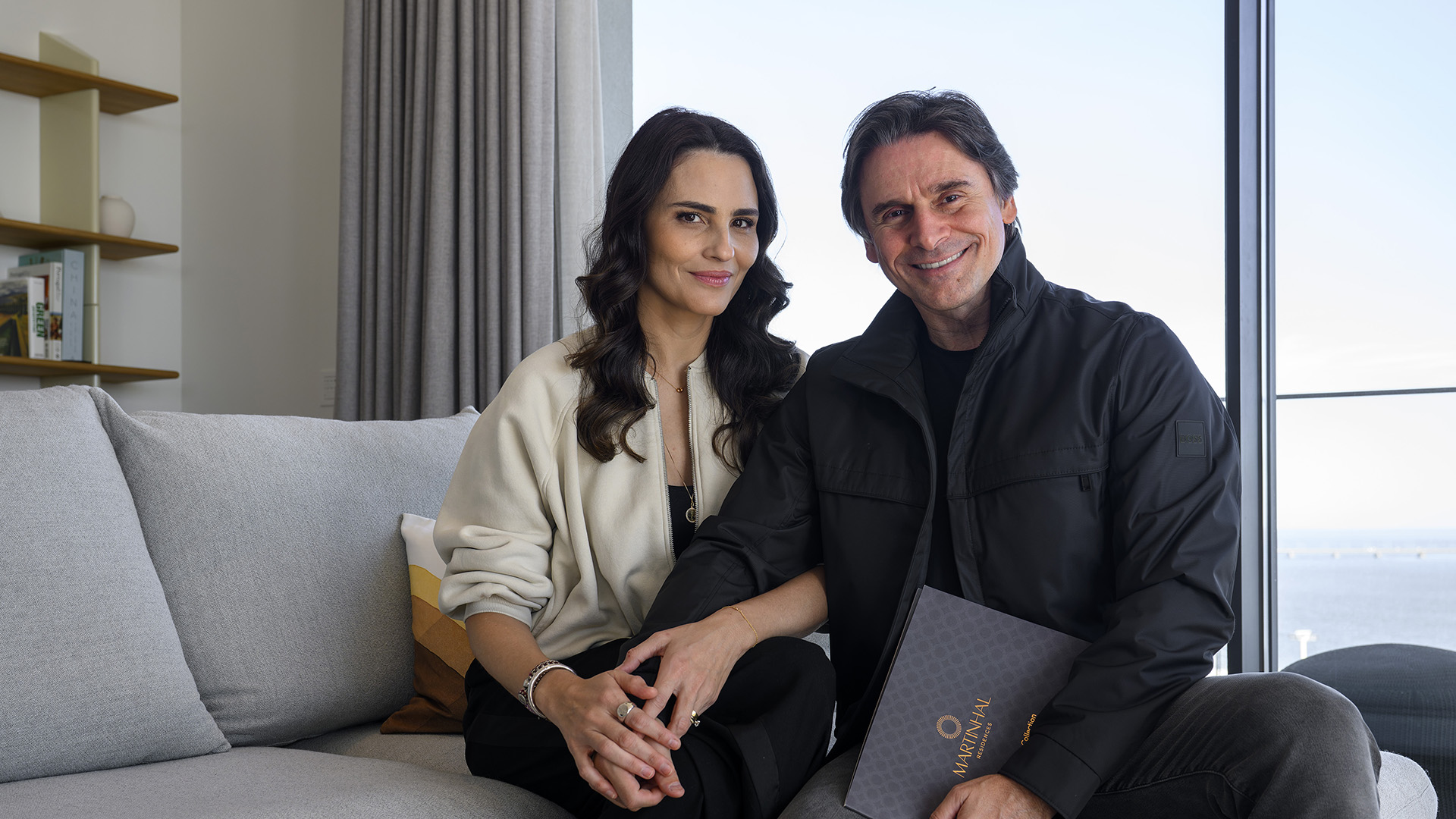 Murilo Rosa e Fernanda Tavares abrem as portas do apartamento da família em Portugal
