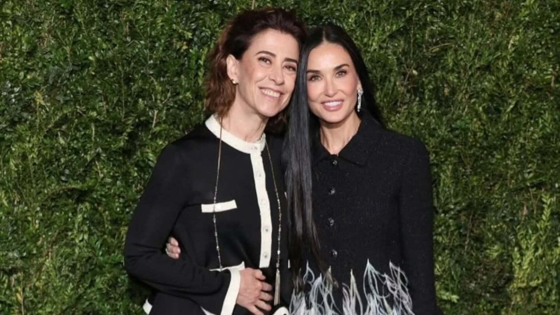 Fernanda Torres encontra Demi Moore em evento em Londres; veja