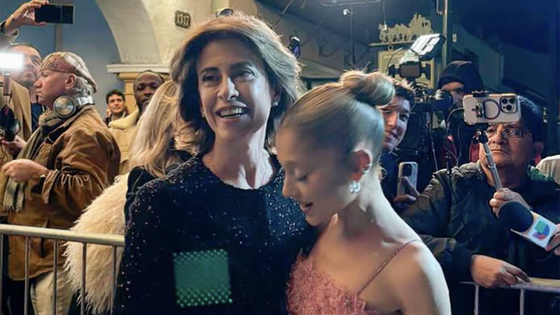 VÍDEO: Atitude de Fernanda Torres ao ver Ariana Grande surpreende a todos