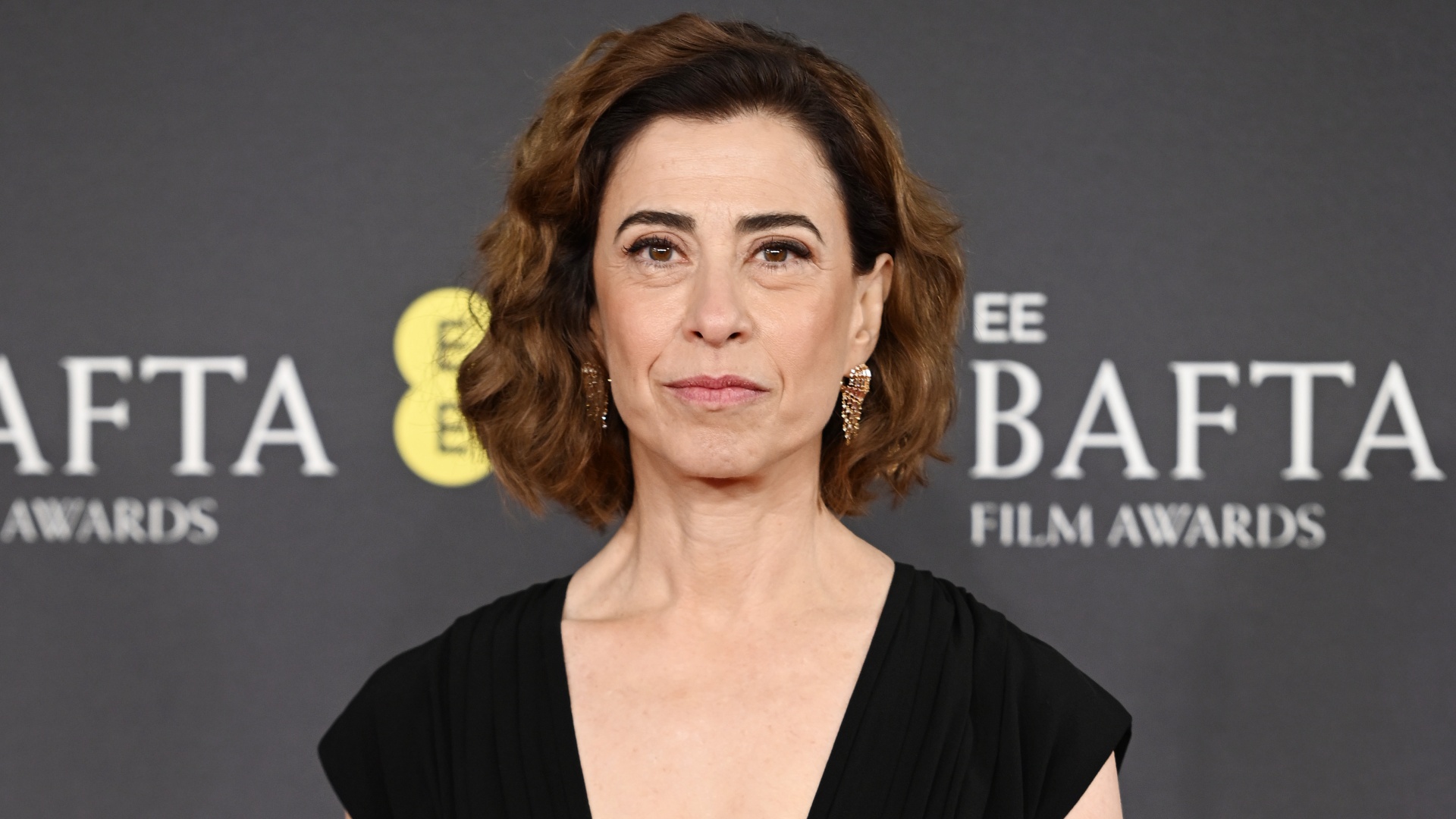 BAFTA 2025: Fernanda Torres usa vestido grifado em evento