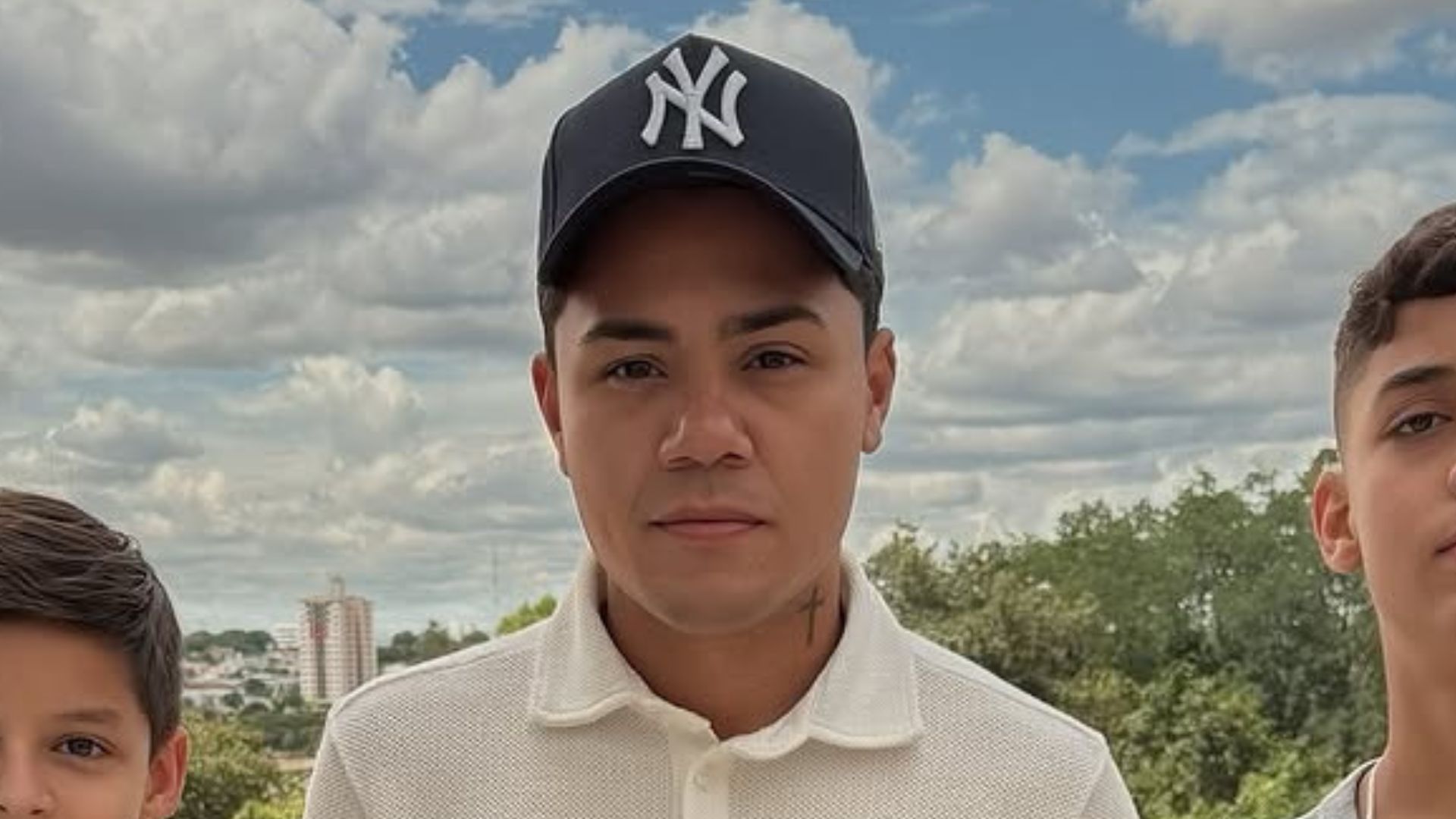 Filhos de Cristiano Araújo fazem rara aparição em fotos com o tio, Felipe Araújo