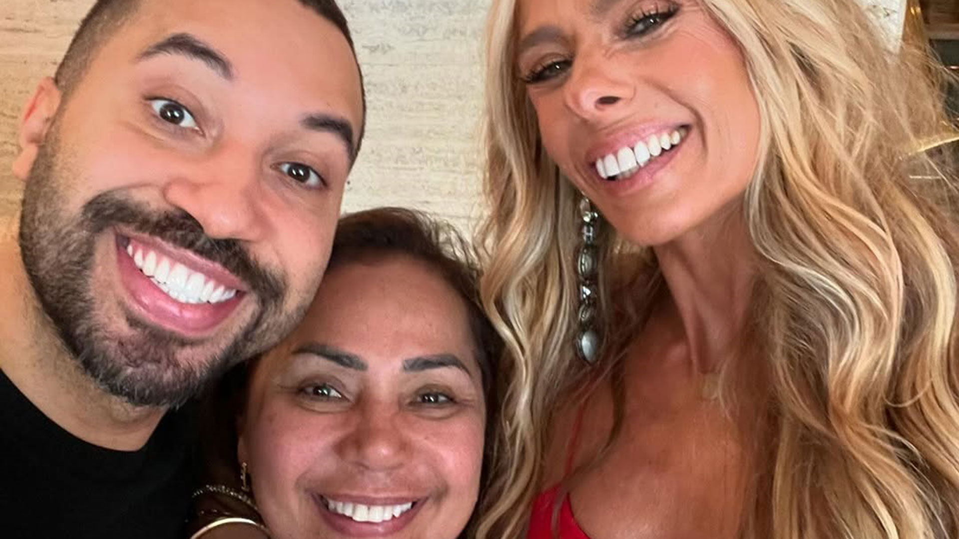 Gil do Vigor posa com Adriane Galisteu e elogia a apresentadora: ‘Incrível’
