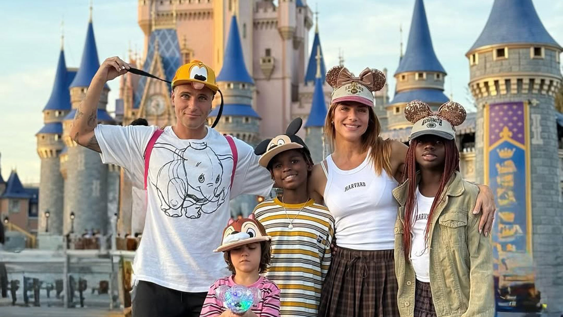 Giovanna Ewbank e Bruno Gagliasso curtem dia na Disney com os filhos