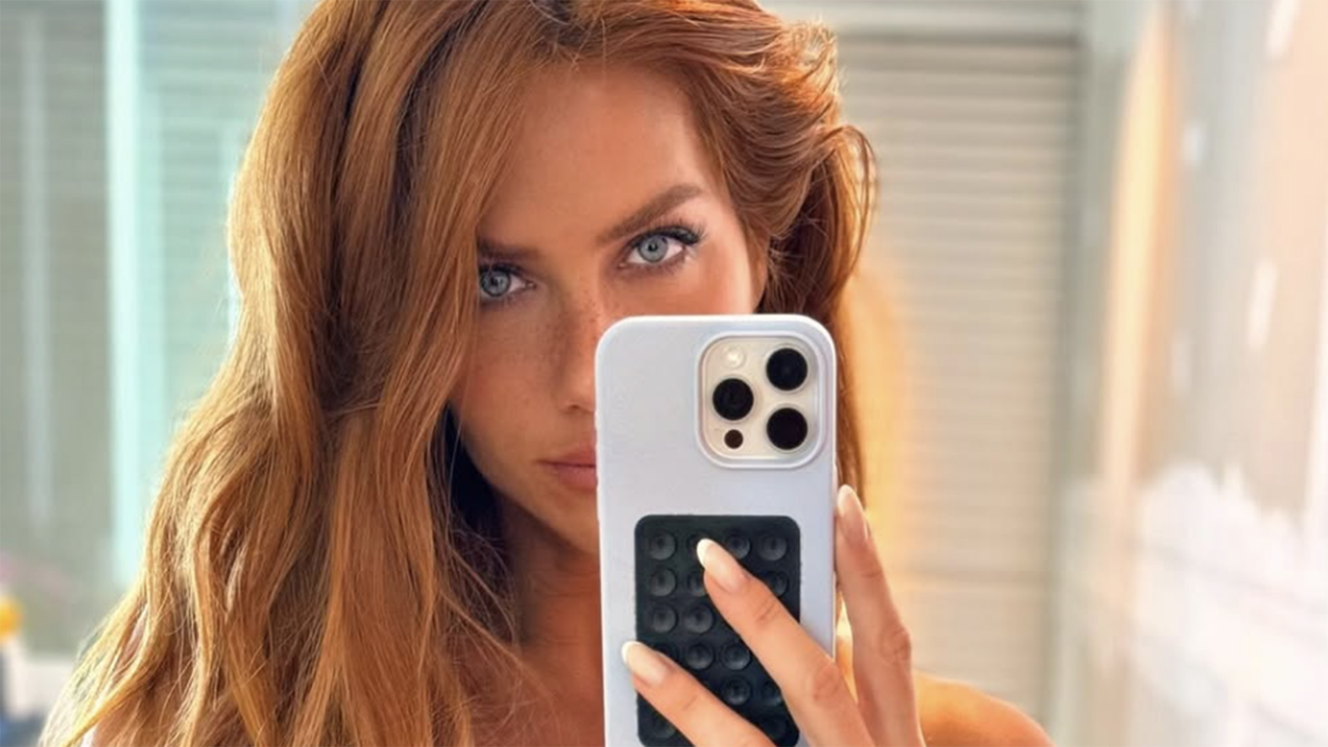 Giovanna Ewbank dispensa a blusa em foto no espelho e Bruno Gagliasso reage