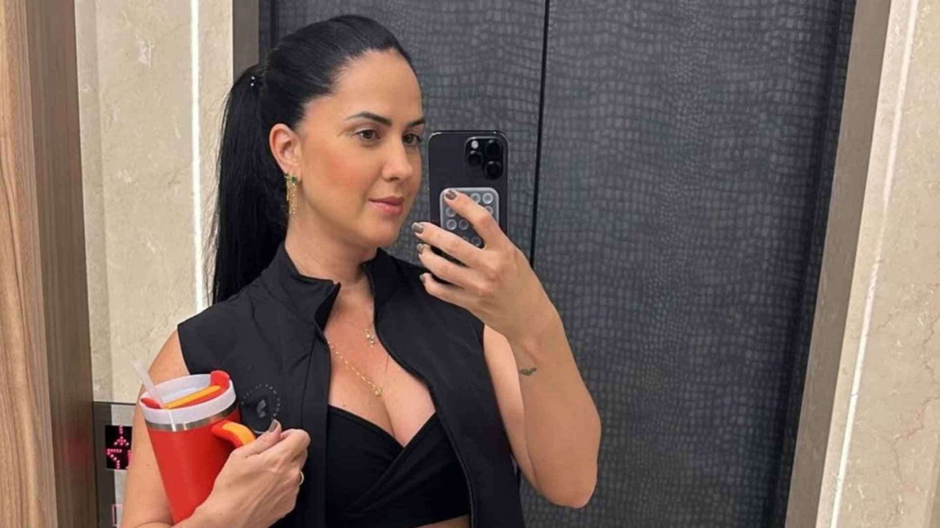 Graciele Lacerda mostra barriga após um mês do nascimento da filha; veja