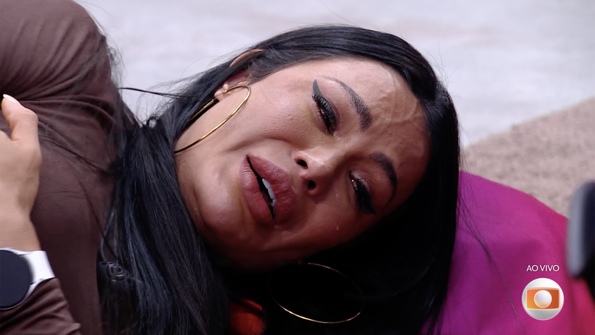 BBB 25: Gracyanne se joga no chão e chora ao chegar no Quarto Secreto